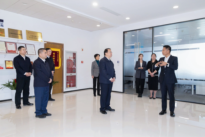 上海市长龚正一行察看AI知名人力资源服务公司金年会jinnian国际的AI赋能人力资源数据动态分析平台